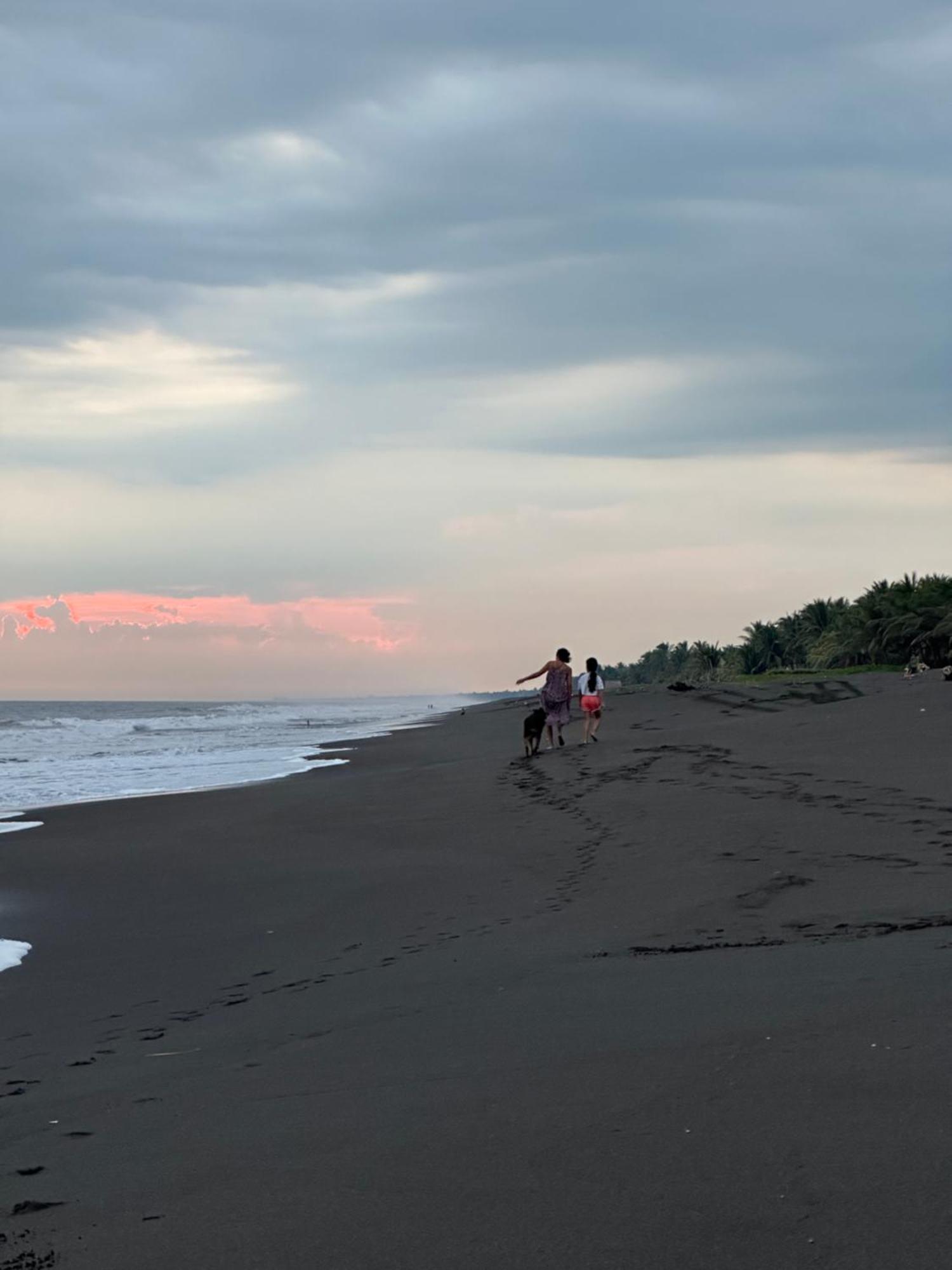 Hotel Atelie del Mar Monterrico Esterno foto